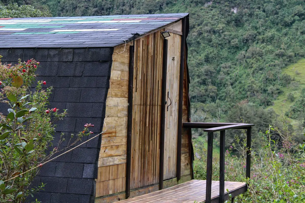 Cabin Niebla seen from the side, with its deck over the valley